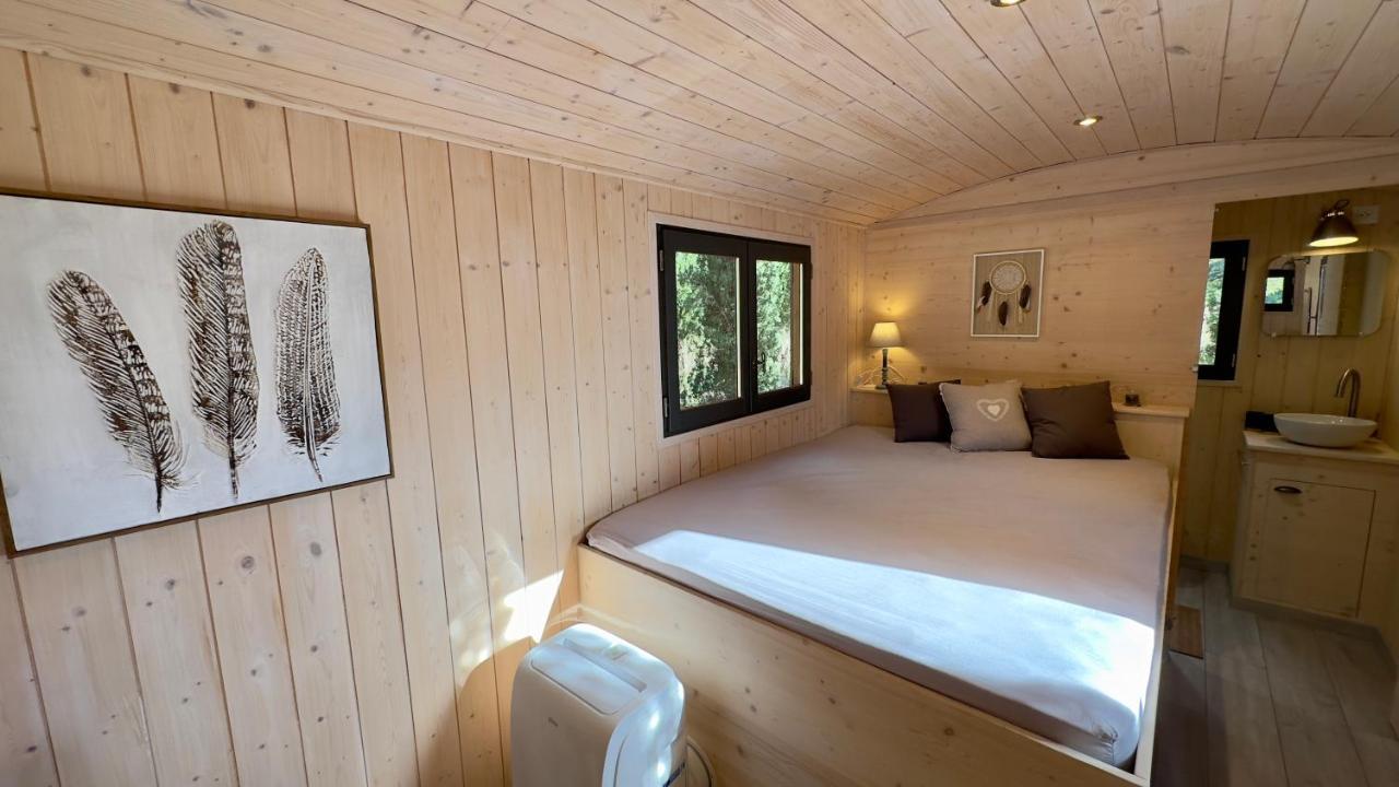 Superbe Roulotte De Charme Otel Bagnols-en-Forêt Dış mekan fotoğraf